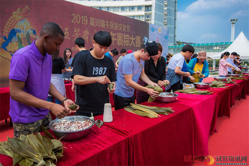 成都韩国妹子的包粽子技术，感觉端午节和韩国没多大关系，你觉得呢？(图1)